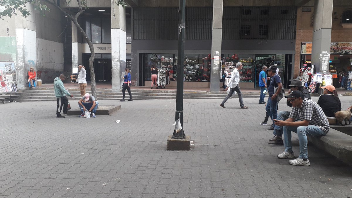 LEOLEGG's tweet photo. @gestionperfecta en pleno boulevard de Catia, a plena luz del día, con toda impunidad desde la torre Pomarrosa los damnificados que viven allí lanzan excremento y orina sobre quien esté pasando, esto no es cochinada sino maldad.

Saquen a esa gente de allí. https://t.co/3WcLI4dhJK