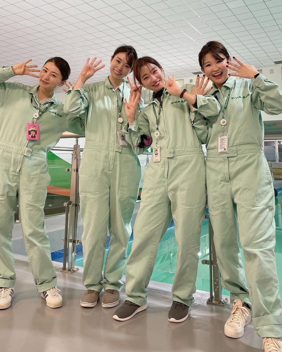 EVAAirUS's tweet photo. The EVA Air staff is simply plane-tastic!👨‍✈️👩‍✈️✨

📸: @riina712

#EVAAIR #FlyWithConfidence #iflyevaair #travelwithevaair #evaairways #Fightcrew #EVAcrew https://t.co/G3cEhGmj3V