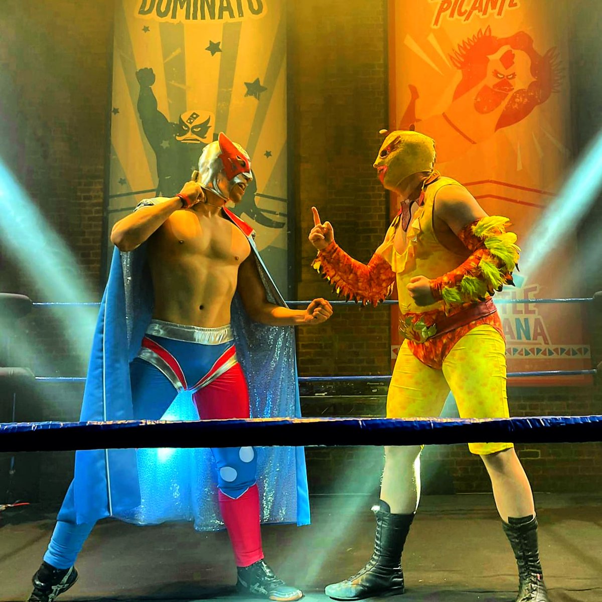 LuchaBritannia's tweet photo. #wrestlemexicana #dominosuk #LuchaBritannia
Diablo Dominato &amp; Pollo Picante faced off in an epic battle https://t.co/NaOnqDcr4P
