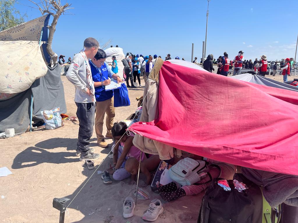 OIM_Peru's tweet photo. Junto a @ACNURPeru e @IFRC_es, seguimos brindando asistencia, como agua, alimentos, abrigo y atención en salud, a las personas varadas en la frontera de #Tacna, a fin de salvaguardar el bienestar y los derechos humanos de la población refugiada y migrante. https://t.co/LHgRdbpQ6V