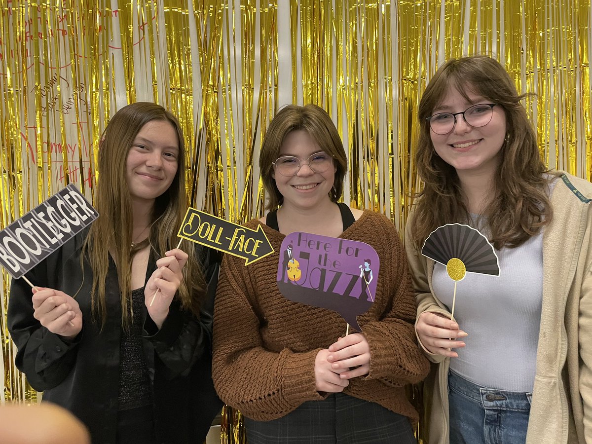 ms_hoti's tweet photo. The first ever English III Gatsby Party was a success!! 🎊💰🇺🇸🤵🏼‍♂️🕰️🎶 
Here are some goodies from the photo booth station! 📸 https://t.co/MAp8I2TPAf