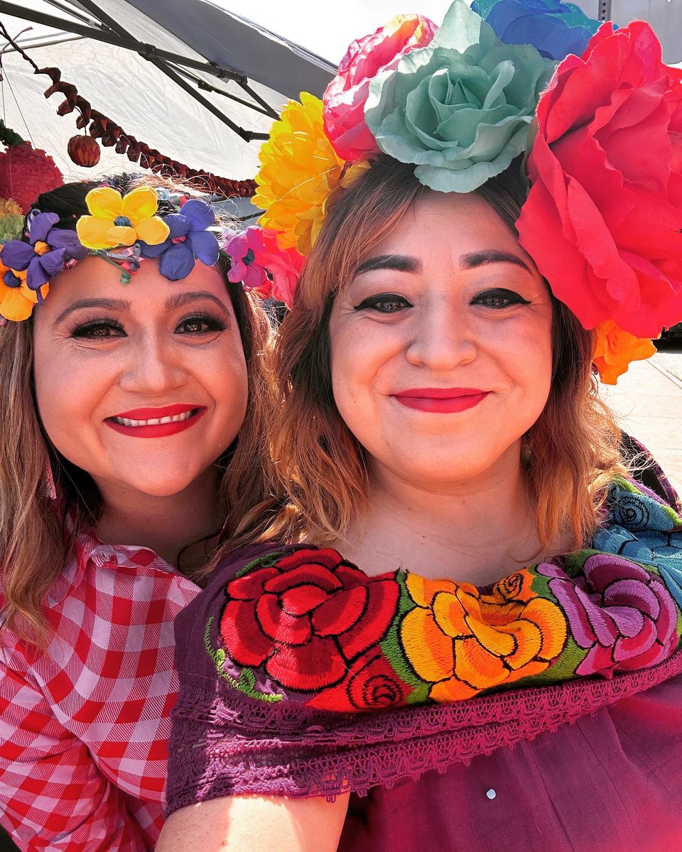 ¡VIVA FIESTA, SAN ANTONIO! 
We kept it puro at the #BattleofFlowers parade w/our @ksatnews familia! 
Special thanks to @KSATStephanie for wearing one of my mama’s crown on the live broadcast! No Puro Picks On Air tonight but be back soon! Thanks for tuning in! #wheresspriester