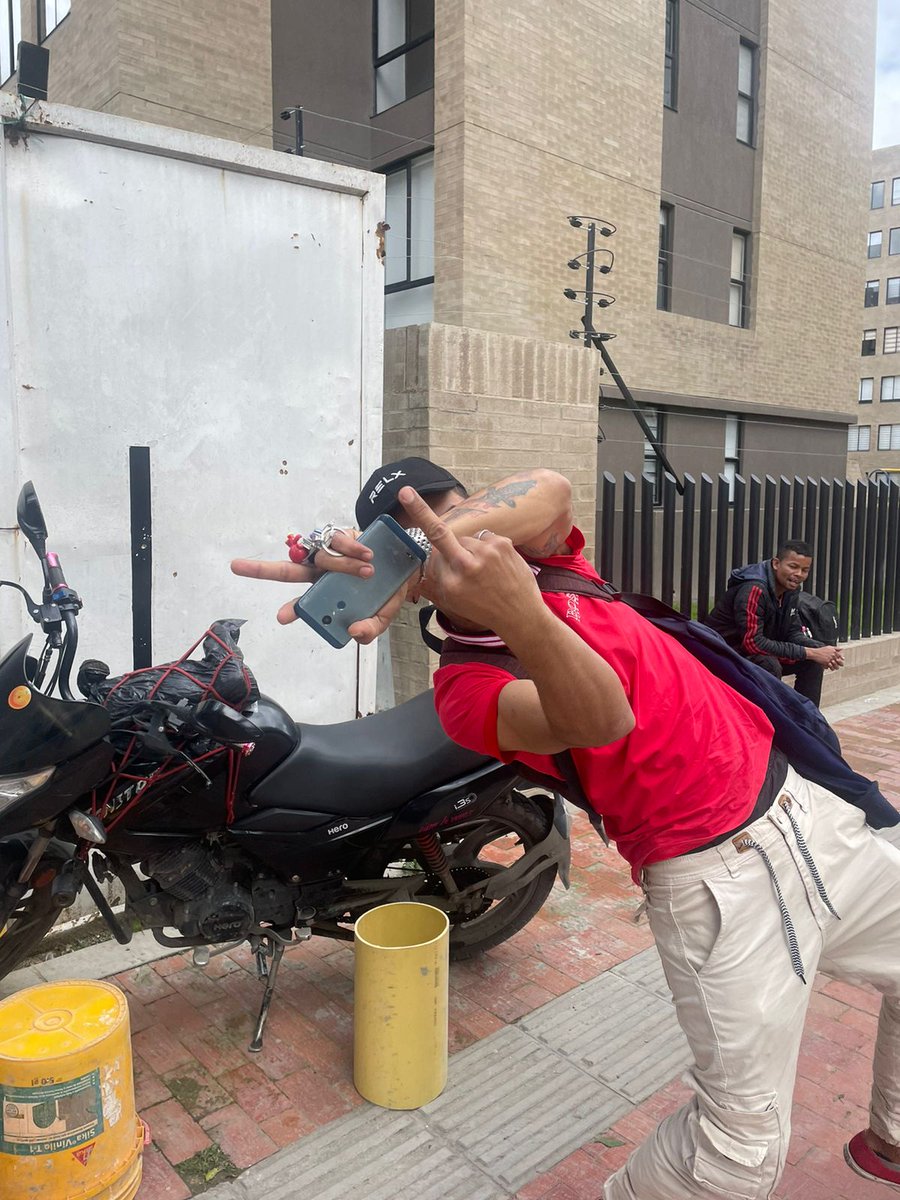 mafe_mindy's tweet photo. Este par de tipos, y otros trabajadores de #ConstructoraBolivar en el edificio Vermonte Living son unos CERDOS que morbosean a las mujeres que pasan por la acera.

Ayuda amigas de @secredistmujer .
¿Qué debemos hacer para parar esto? https://t.co/y6dac79A8X