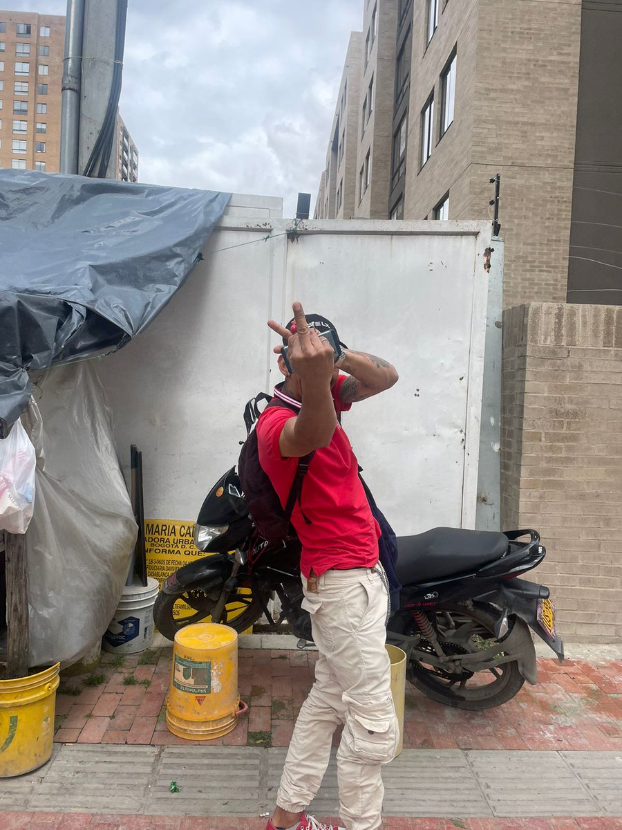 mafe_mindy's tweet photo. Este par de tipos, y otros trabajadores de #ConstructoraBolivar en el edificio Vermonte Living son unos CERDOS que morbosean a las mujeres que pasan por la acera.

Ayuda amigas de @secredistmujer .
¿Qué debemos hacer para parar esto? https://t.co/y6dac79A8X