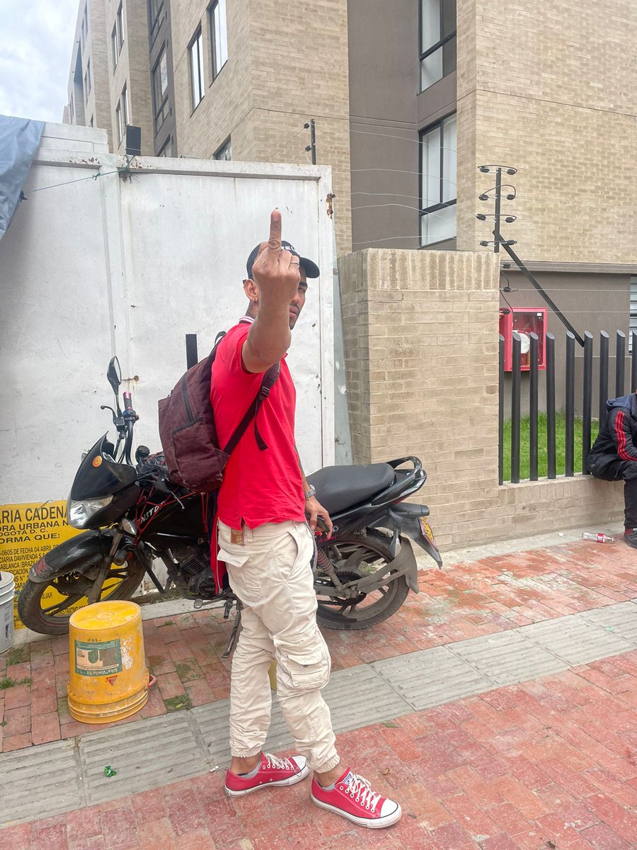 mafe_mindy's tweet photo. Este par de tipos, y otros trabajadores de #ConstructoraBolivar en el edificio Vermonte Living son unos CERDOS que morbosean a las mujeres que pasan por la acera.

Ayuda amigas de @secredistmujer .
¿Qué debemos hacer para parar esto? https://t.co/y6dac79A8X
