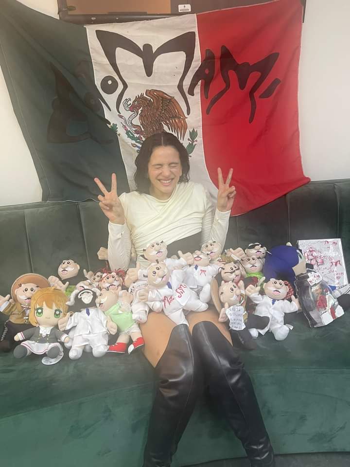 RaulGtzNR's tweet photo. A tan solo unas horas del concierto de Rosalia, una foto que circula en Redes Sociales de la Moto Mami con la BANDERA DE MÉXICO al fondo ha causado polémica, por la falta de respeto al simbolo patrio. ¿Que opinas? #Rosalia https://t.co/Rfn18Ax4sa