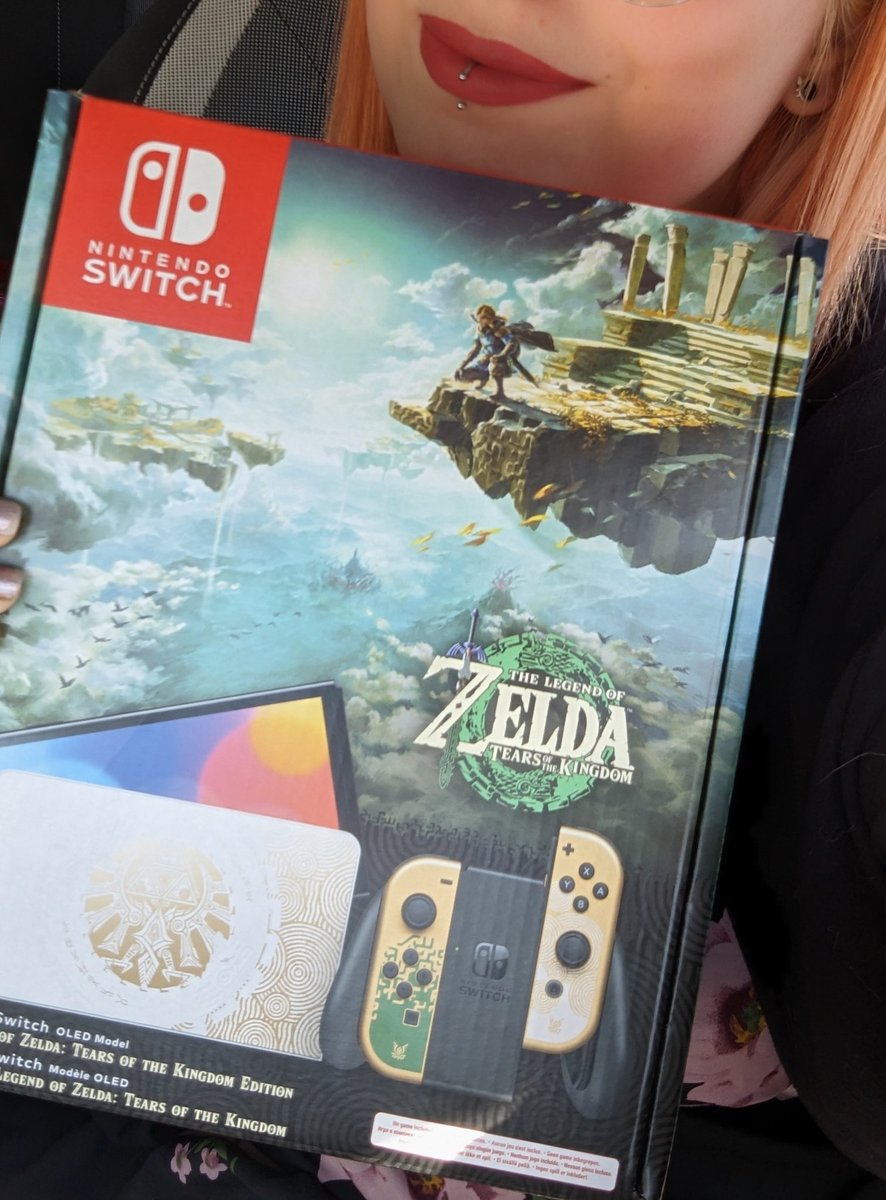 TLOMZ_officiel's tweet photo. C'est le jour-j !
La nouvelle #NintendoSwitch oled édition #TOTK est enfin sortie.

Parmis le staff, on a pas pu résister ! https://t.co/0qBv6tRRk6