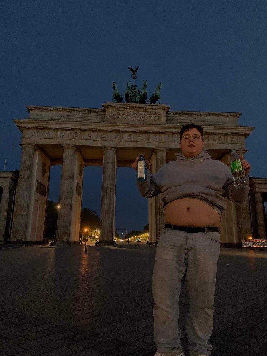 hello, id like to say something to all future visitors of berlin im super sure this will help you with many problems
-big brama is not 30m walk from hotel its 90min walk from hotel
-baba pije wino w okienku na stacji benzynowej i nie sprzedaje petów bez dowodu
-nara fajnie bylo