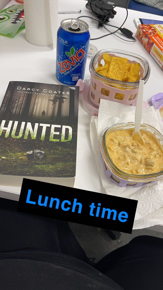 cogill2007's tweet photo. Best way to spend a Friday at lunch, gluten &amp; dairy free Buffalo chicken dip &amp; @darcyauthor Hunted 

#glutenfree #dairyfree #friday #buffalochickendip #hunted https://t.co/AQ2bDELFIe