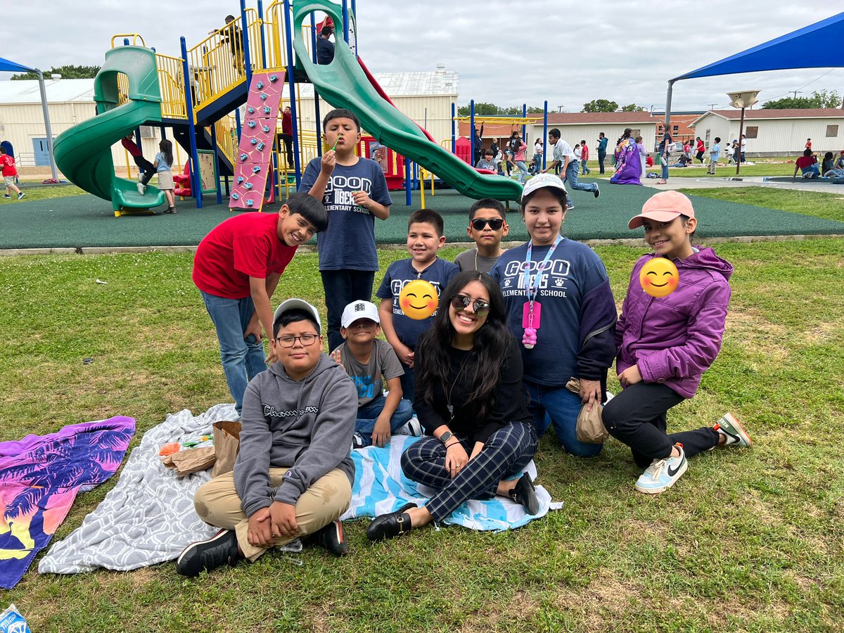 MsCardenasJRG's tweet photo. ¡Feliz día de los niños!🙌🏼 We had the best time at our picnic! @JohnRGood https://t.co/RkkTukrxNX