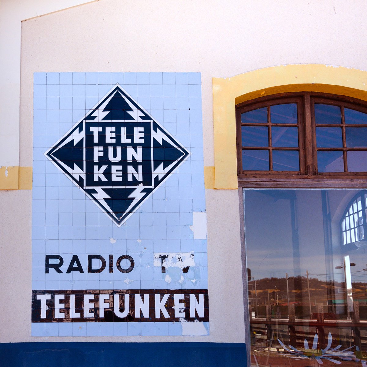 Telefunken Radio Tv // Estación de Feve // San Feliz de Torío

Toda la historia, en #instagram 📸👇🏻
instagram.com/ele.mayuscula.…

Fotos:<a href="/Txema_Ramos/">Txema Ramos</a> 

<a href="/patrimografico/">Red Ibérica en Defensa del Patrimonio Gráfico</a> #patrimoniografico #leonesp #feve #rotulandia #telefunken #tipografías #rotulos