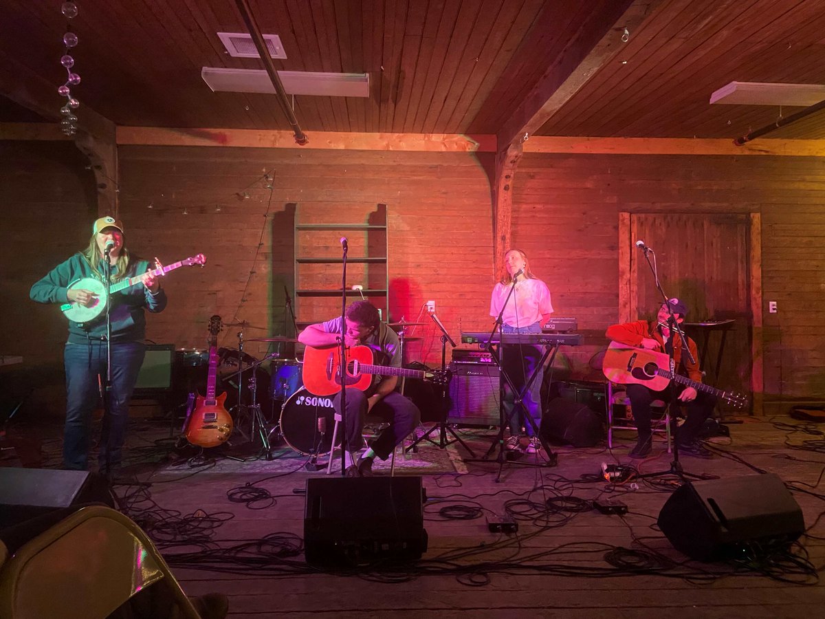 We celebrated Earth Day with @MICnovascotia & @CanDeclares at the @wolffarmmarket. Participants learned Mi'kmaq songs from @AaronFProsper & climate action songwriting, then enjoyed music by @bradenlamusic, @HKelday, @johnpmuirhead, Steel Cut Oats, SuperVillain & @songsbykeeper.