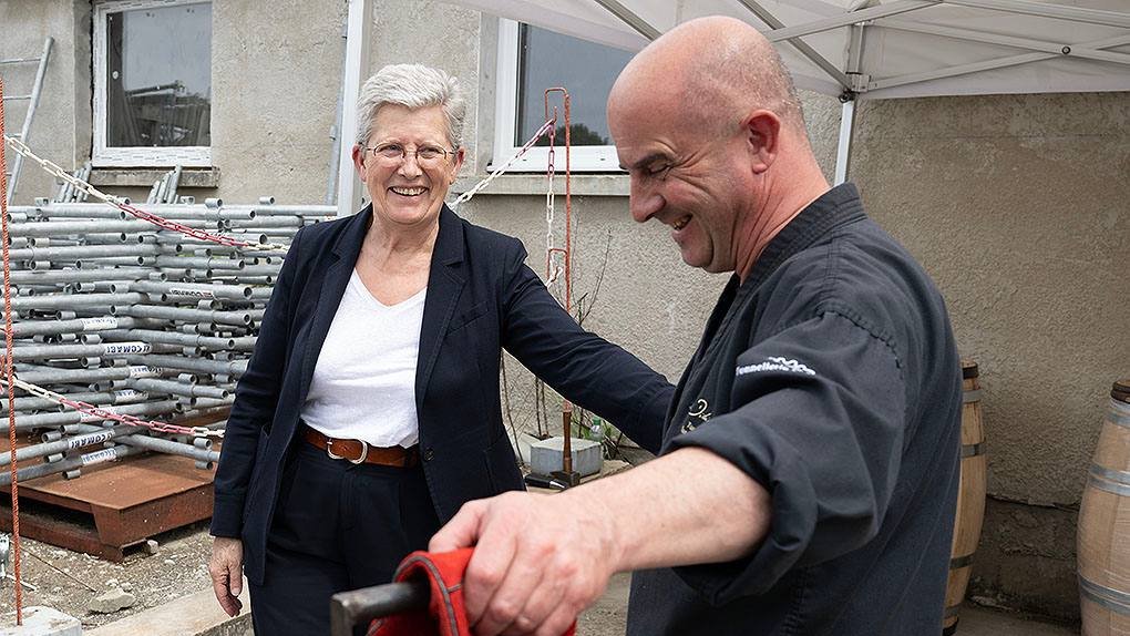 gdarrieussecq's tweet photo. Dans les Landes, à Morcenx, pour une journée aux côtés des jeunes talents. Lycées professionnels, CFA, ESAT : chacun développe un vrai savoir-faire.

Mention spéciale aux travailleurs d’ESAT qui m’ont remis un projet de pupitre accessible pour la cathédrale @notredameparis ! 👏🏻 https://t.co/CoVn57Rrgr