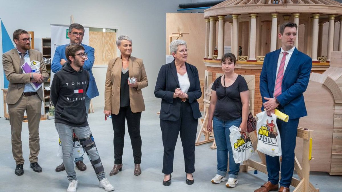 gdarrieussecq's tweet photo. Dans les Landes, à Morcenx, pour une journée aux côtés des jeunes talents. Lycées professionnels, CFA, ESAT : chacun développe un vrai savoir-faire.

Mention spéciale aux travailleurs d’ESAT qui m’ont remis un projet de pupitre accessible pour la cathédrale @notredameparis ! 👏🏻 https://t.co/CoVn57Rrgr