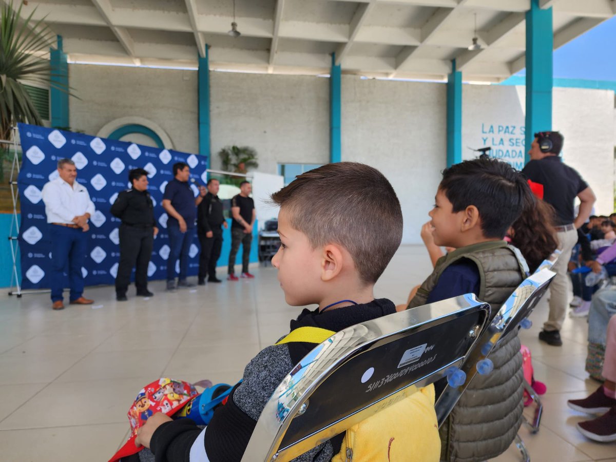 MtraVioleta's tweet photo. El día de hoy tocó celebrar a las hijas e hijos del personal que labora en la Secretaría de Seguridad, en conmemoración del día de las niñas y los niños.
Me dio mucho gusto compartir este momento con las pequeñitas y pequeñitos, además de que como pueden ver nos divertimos mucho, https://t.co/QMt0V5s0QH