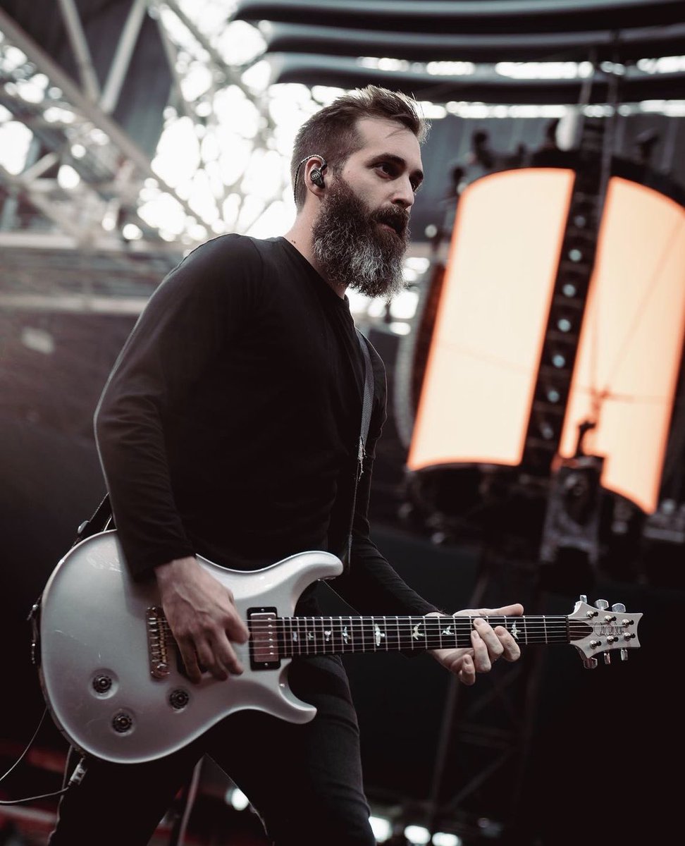 JonJourdan87's tweet photo. Making music with @MammothWVH 

📸 @AndraiaAllsop 

#mammothwvh #metallica #amsterdam #M72WorldTour #prsguitars https://t.co/TMA6i61F0C
