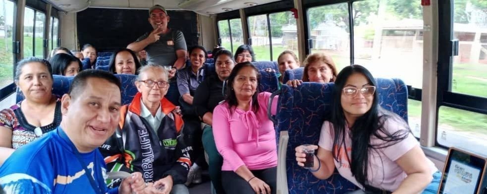 dccolectivo's tweet photo. Lamentablemente docentes que se dirigían al encuentro de la calidad educativa en caracas, sufrieron terrible accidente. Sin seguridad social ni H.C.M que Dios los acompañe oremos por su recuperación, no hemos visto que la Ministra se pronuncie al respecto. https://t.co/Rx7yAasHS1