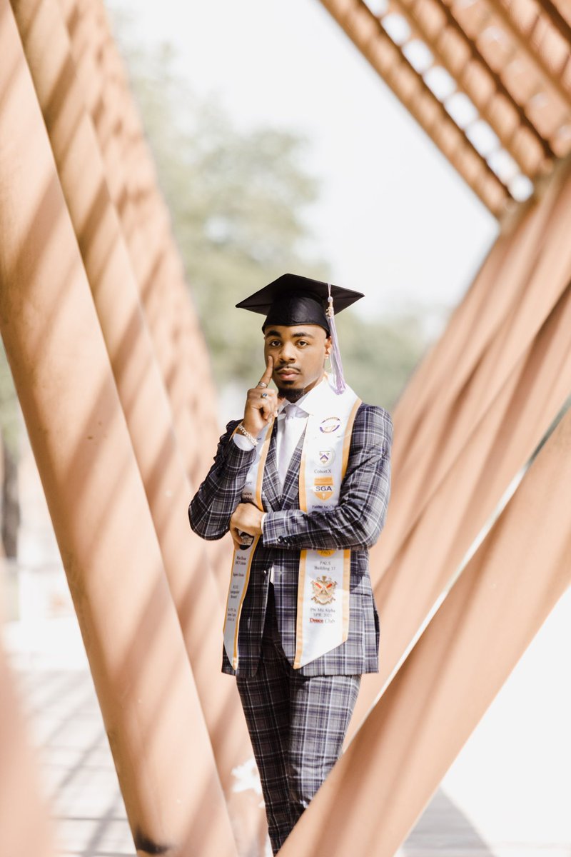 therealJAVA_'s tweet photo. Dear Prairie View… 🥺

B.S. In Architecture with a Construction Science minor loading… 👷🏾‍♂️📐

📸: @ClutchGodx 
#pvamu #pvamu23 #PVGradSwag #graduation #HBCUGrad #architecture https://t.co/8q0nqw6Hyt