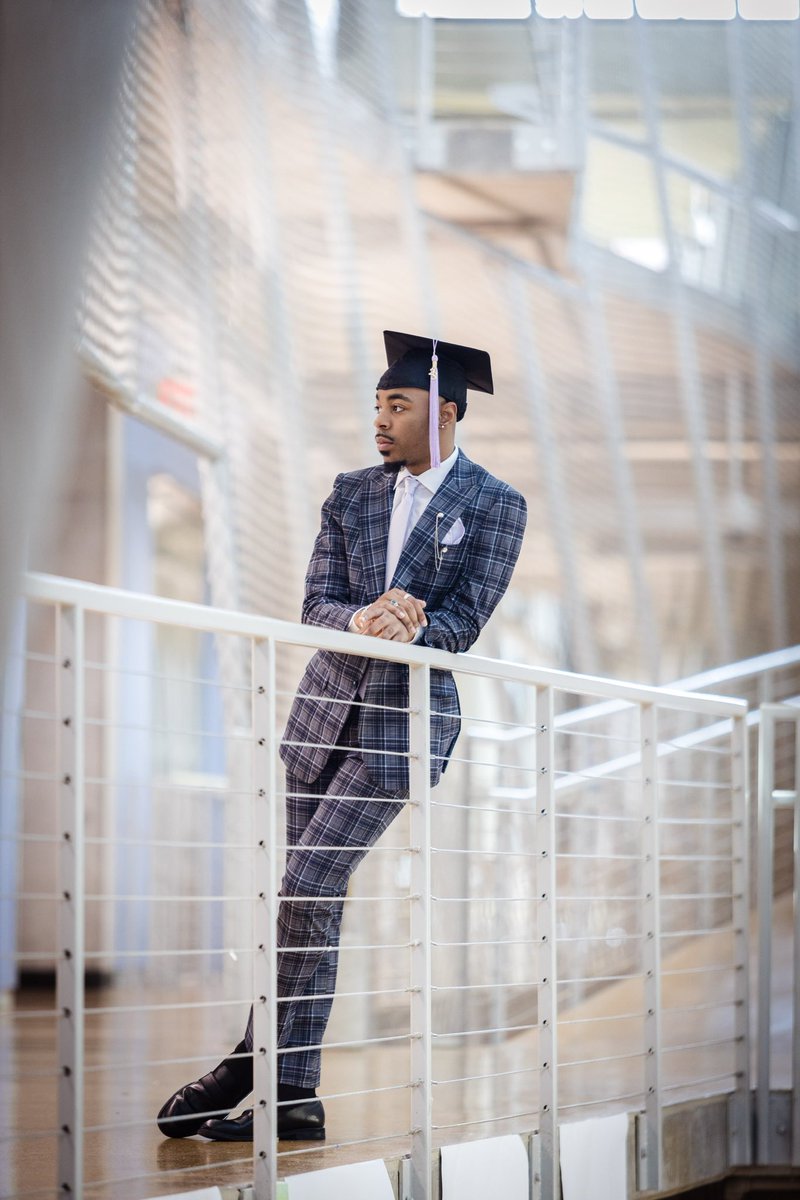 therealJAVA_'s tweet photo. Dear Prairie View… 🥺

B.S. In Architecture with a Construction Science minor loading… 👷🏾‍♂️📐

📸: @ClutchGodx 
#pvamu #pvamu23 #PVGradSwag #graduation #HBCUGrad #architecture https://t.co/8q0nqw6Hyt