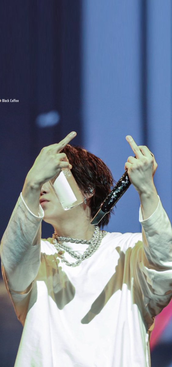gummysmilelover's tweet photo. yoongi’s concert photos wallpaper/lockscreen ver: a thread 🧵 https://t.co/hH2Wvo1IRU