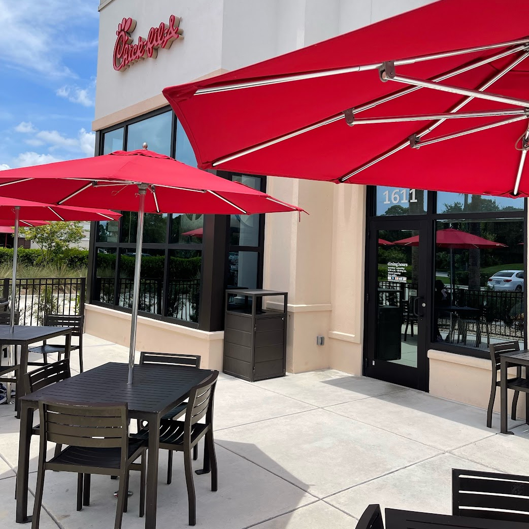 chickfilapsl's tweet photo. Outdoor dining is the perfect way to relax and unwind after a long day.  Sip and stay a while on our patio.  See you soon. 🐮
#tgif
#outdoordining
#patiodining
#friendsandfamily
#outdoorseating
#chickfilaeveryday
#thelittlethings https://t.co/v1XFsalt7y