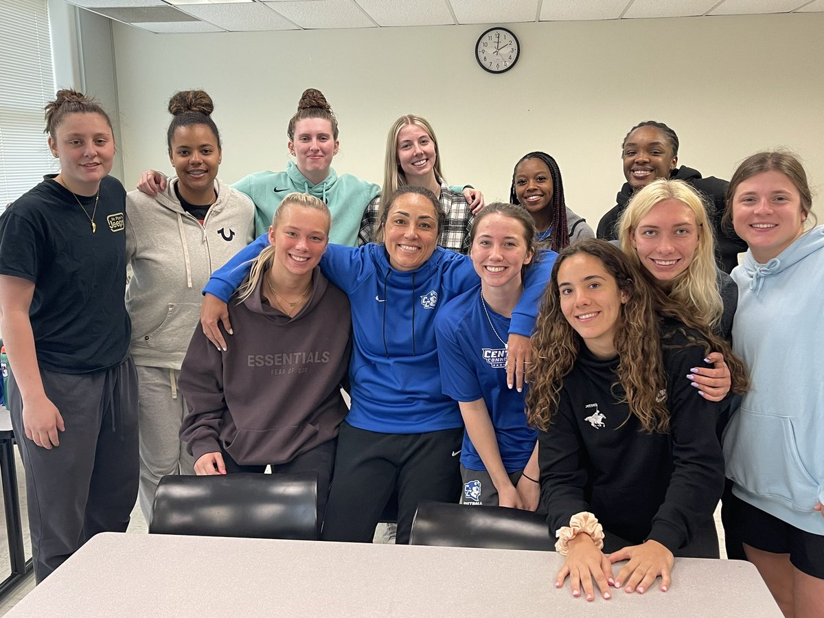 CCSU_WBB's tweet photo. First team meeting! ✅

#GoBlueDevils #NECWBB https://t.co/5GeYsDLqfG