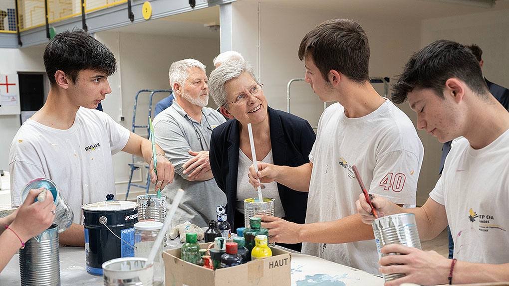 gdarrieussecq's tweet photo. Dans les Landes, à Morcenx, pour une journée aux côtés des jeunes talents. Lycées professionnels, CFA, ESAT : chacun développe un vrai savoir-faire.

Mention spéciale aux travailleurs d’ESAT qui m’ont remis un projet de pupitre accessible pour la cathédrale @notredameparis ! 👏🏻 https://t.co/CoVn57Rrgr