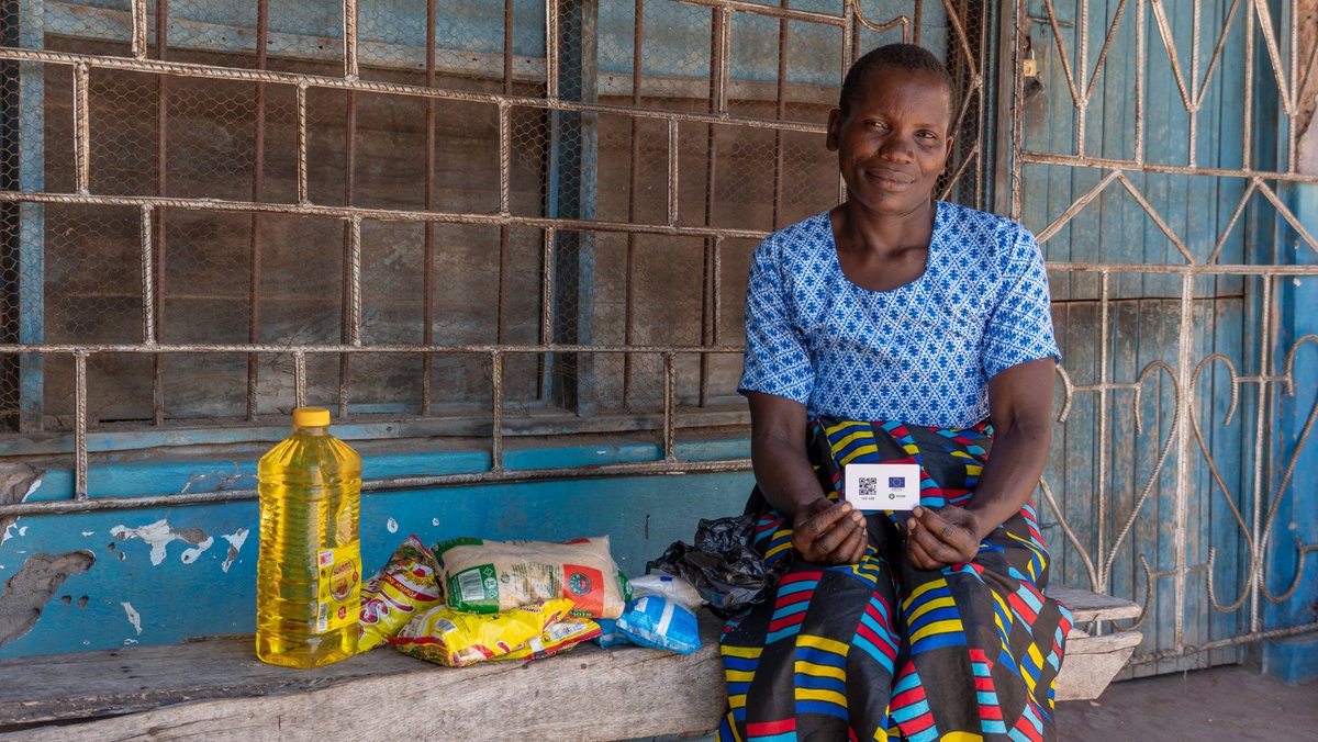OxfaminSAF's tweet photo. Through #UnblockedCash Dorothy Thawani, Phalombe🇲🇼 is able to budget and buy what she needs in bulk
“When you have cash in hand you are tempted to buy items that you sometimes do not even need. The card has helped me to avoid this,” Dorothy
#SEMPO
#Digitalprogramming
#Behumankind https://t.co/oUnFRF7AZB