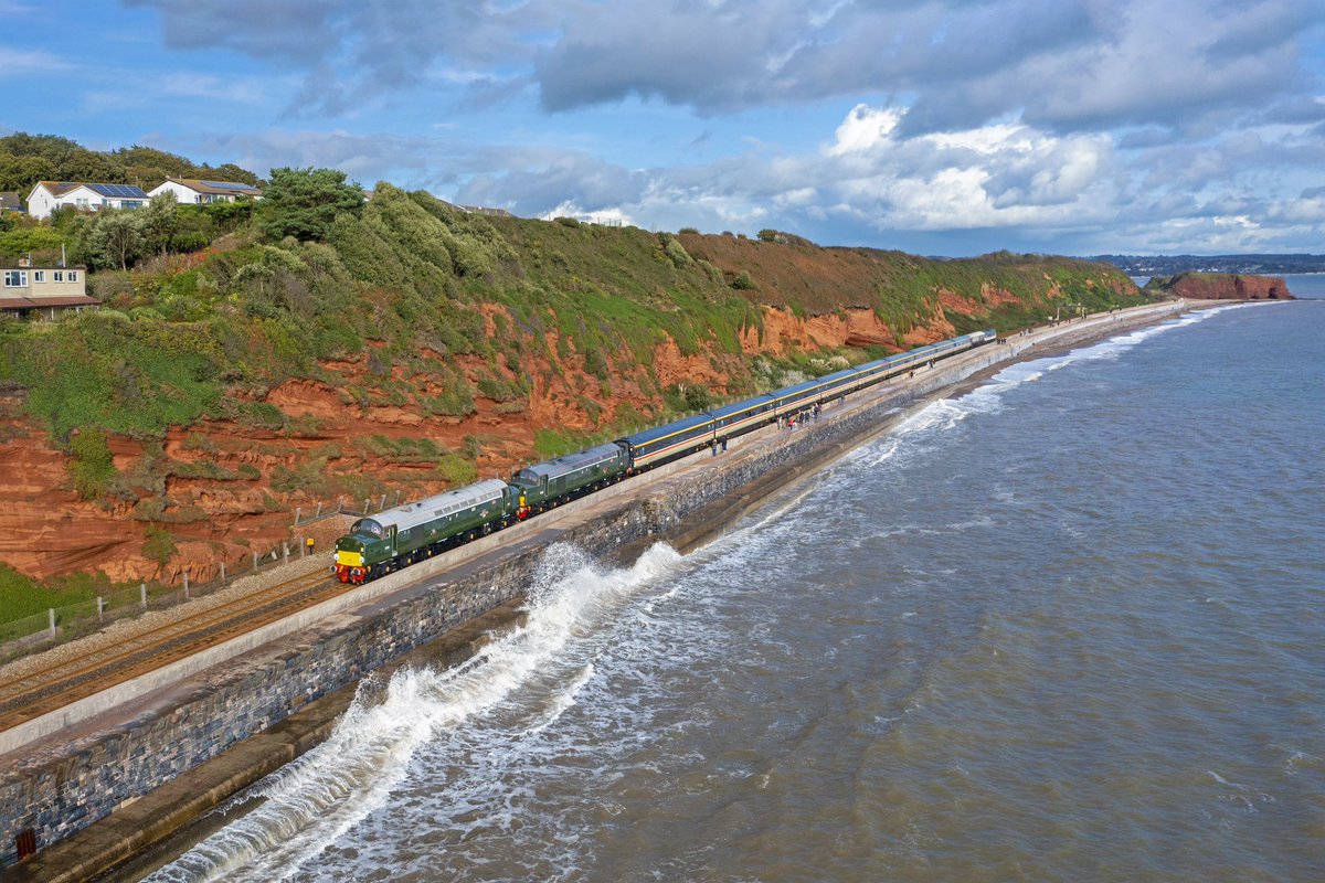 A look back to when a pair of Whistlers graced the Dawlish Sea Wall. 
30th Oct 2021 🚁📸 @InterCity86101 

Framed Prints ➡️🏞🚂 etsy.com/uk/listing/117…

@elrdiesel @cfpsnews #class40 #d345 #d213 #railwaygifts #devon #dawlish #dawlishwarren @southdevonrly @VisitDevonUK #teignmouth