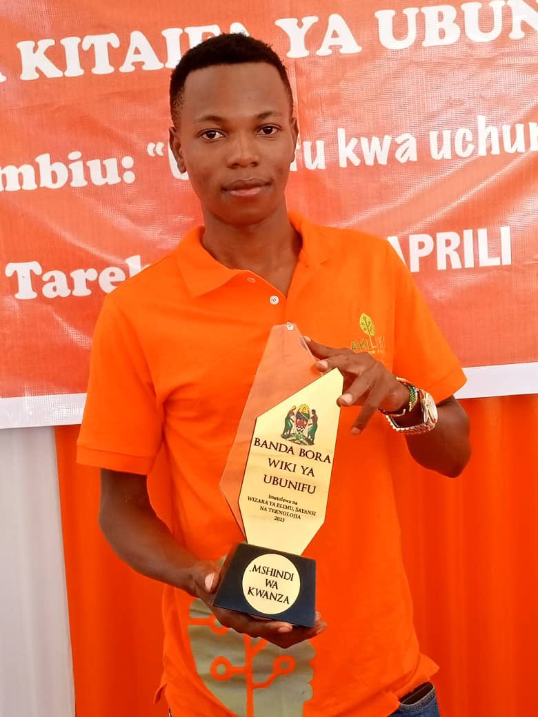 Novfeed_tz's tweet photo. We won the Best Exhibitor Award at the National Innovation Week Exhibition in Dodoma, Tanzania! 🏆 Thank you to everyone who stopped by to learn about our innovative technology. Here's to more exciting innovations! 🚀 #InnovationWeekTanzania #NovFeedTechnology #CompetitiveEconomy https://t.co/6mHeQ4hq85