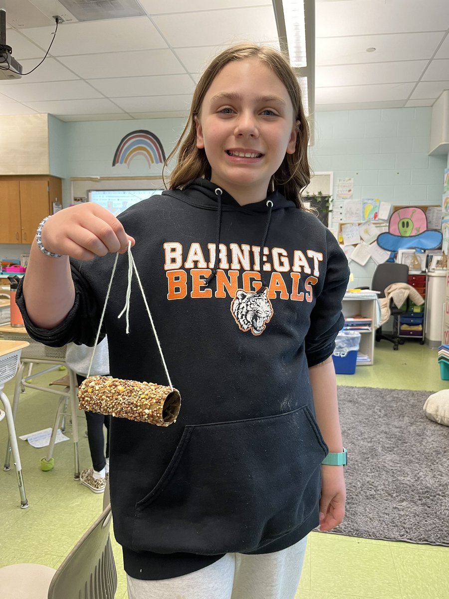 We made bird feeders to celebrate Earth Day and Arbor Day! 🌲💕🌳💕🌍