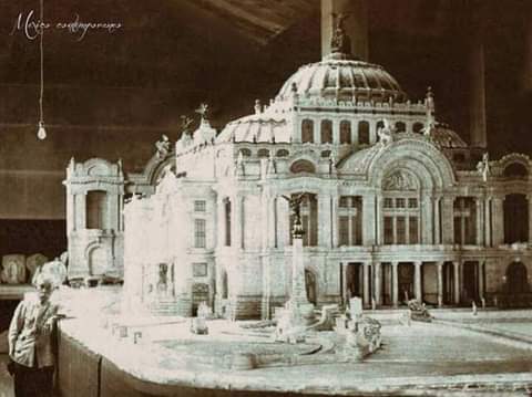 Adamo Boari, arquitecto italiano tuvo una carrera muy activa en México. Se le conoce por la construcción de obras imponentes en la capital,aquí junto a la maqueta monumental del Teatro Nacional,hoy Palacio de Bellas Artes. Foto: Crédito a quien corresponda. <a href="/FLopezr68/">Fᴇʀɴᴀɴᴅᴏ Lᴏ́ᴘᴇᴢ</a> <a href="/pepenaime/">José Naime</a>