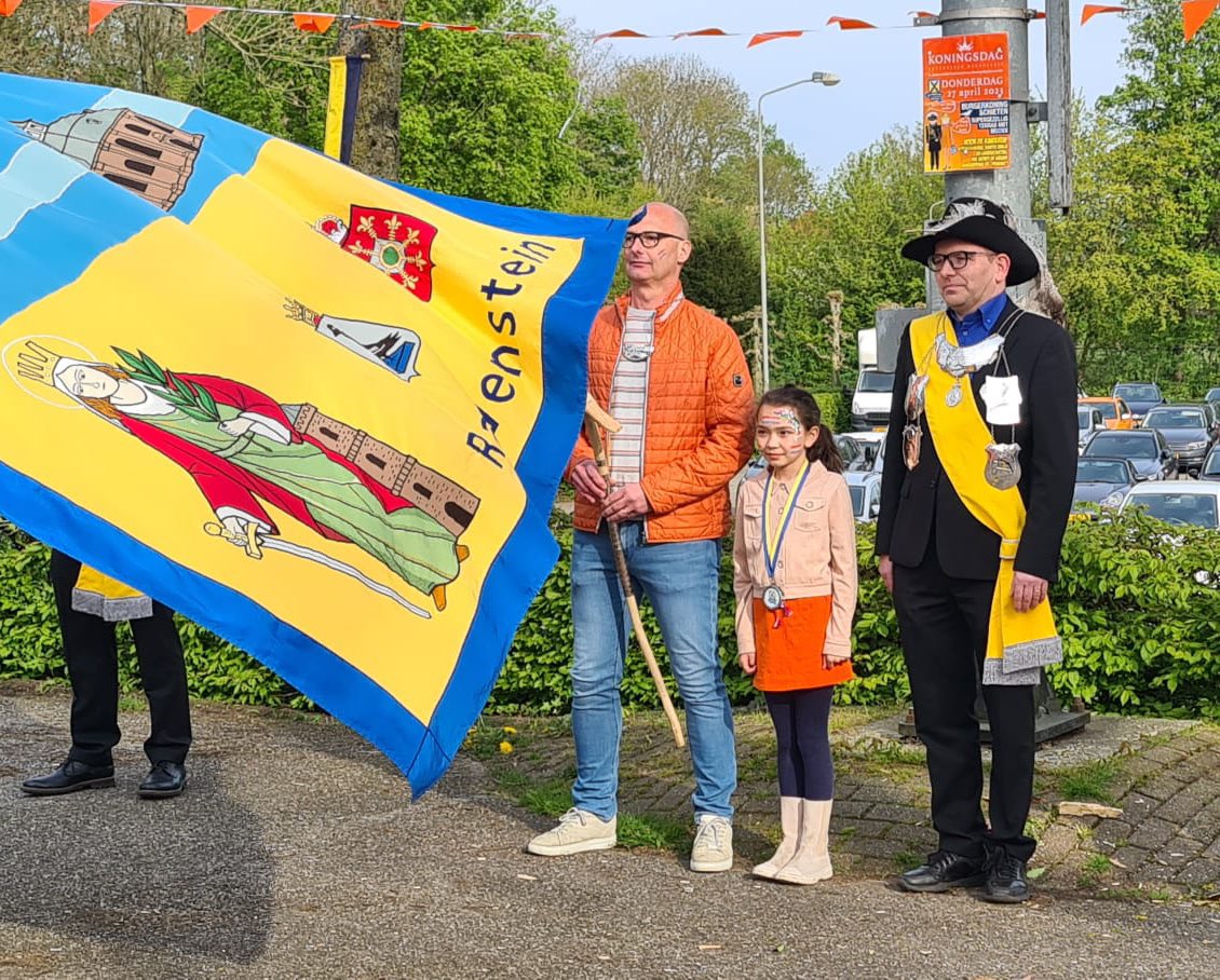 StBarbaraGilde's tweet photo. Het overvendelen van de nieuwe burgerkoning, burgerprinses en dagkoning met het vaandel. https://t.co/0S2Gpn1hbR