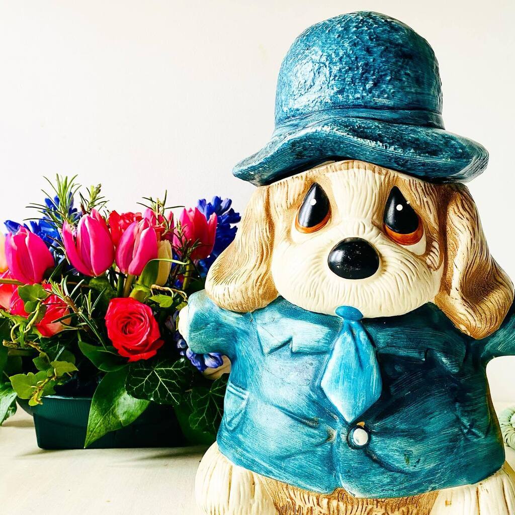 The cutest dog cookie jar in front of my first ever flower arrangement 
.
.
.
#vvfvintagelovershome #vintage #etsy #etsyuk #etsysellersofinstagram #vintageetsy #vintageetsyshop #vintageetsyseller #vintageetsysellersofinstagram #vintageetsyfinds #vintagee… instagr.am/p/CrlxaMtIPMx/