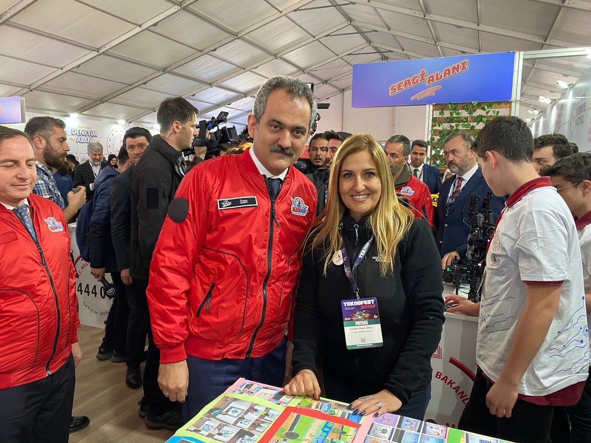 Müge Göktepe’nin kurucusu olduğu Future Loading Uluslararası eTwinning projesini TEKNOFEST'te Gözde Pınar Obalı ile birlikte Milli Eğitim Bakanı Sn.Mahmut ÖZER’e stand ziyaretiyle sundular. Öğretmenlerimizi tebrik ederiz. <a href="/tcmeb/">Millî Eğitim Bakanlığı</a> <a href="/mebyegitek/">Yenilik ve Eğitim Teknolojileri Genel Müdürlüğü</a> <a href="/tretwinning/">eTwinning Türkiye</a> <a href="/istanbulilmem/">İstanbul İl Millî Eğitim Müdürlüğü</a> <a href="/ist_arge/">İSTANBUL MEM AR-GE</a>