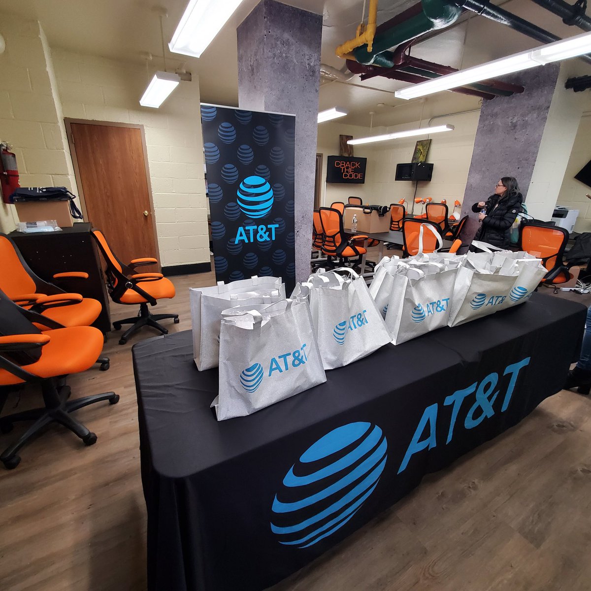 communityfundny's tweet photo. .@communityfundny, @NYCHA, &amp; @ATT announce the launch of NYCHA Youth Tech Corps Powered by AT&amp;T, an intergenerational #leadershipdevelopment program aiming to give youth living in #publichousing critical technology skills + exposure to career opportunities https://t.co/LQnNGcqYFX https://t.co/kjyYBjzu6C