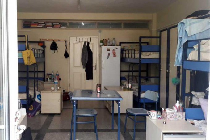 👉KYK yurdunda kalan depremzede çift, yurda asılan Erdoğan mitingi afişine "Burada ölülerimiz var, iktidar propagandası yapılacak yer mi burası?" diyerek tepki gösterdi
👉Afişi indiren çift, hem yurttan atıldı hem  gözaltına alındı
👉Artık bu leş dönemi bitirme zamanı gelmedi mi?