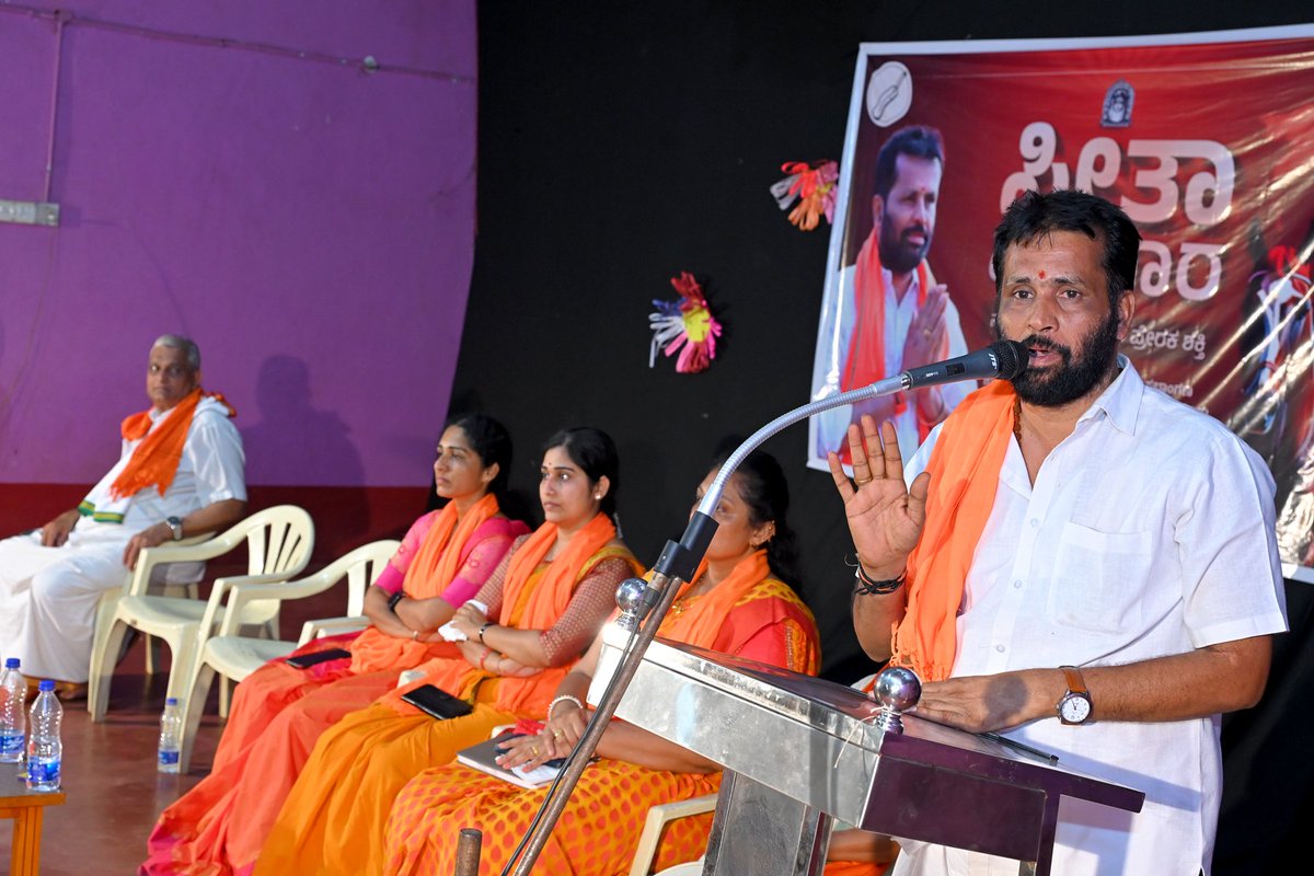 ArunPuthila's tweet photo. ಪುತ್ತೂರಿನಲ್ಲಿ ಚುನಾವಣ ಪ್ರಚಾರದ ಮಹಿಳಾ ಸಮಾವೇಶ 'ಸೀತಾ ಪರಿವಾರ' ಇಂದು ಯಶಸ್ವಿಯಾಗಿ ನಡೆಯಿತು https://t.co/uoI0cJxmUR