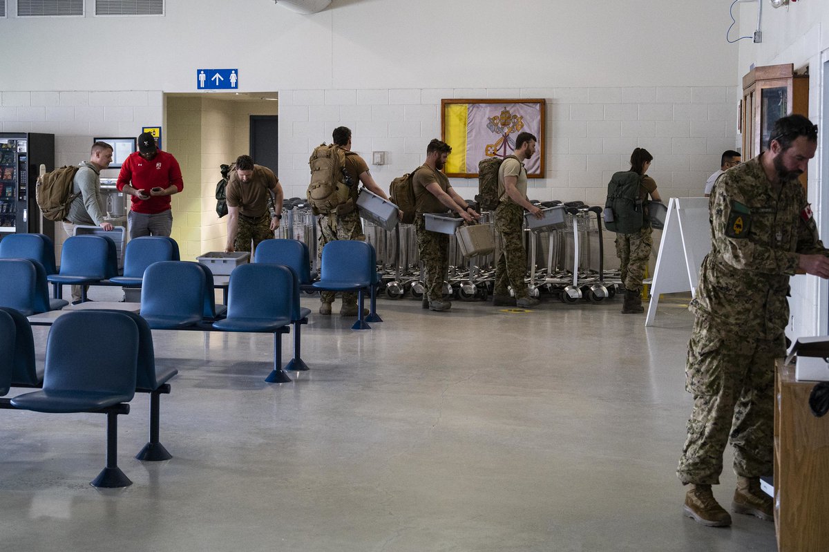 Armeecanadienne's tweet photo. Nos militaires sont au Soudan dans le cadre de l’Op SAVANNE pour aider les Canadiens à fuir la violence et l’instabilité.   

Engagés à aider les Canadiens au pays et à l’étranger quand on fait appel à nous.   #FortsFiersPrêts https://t.co/Phxrkx0juE