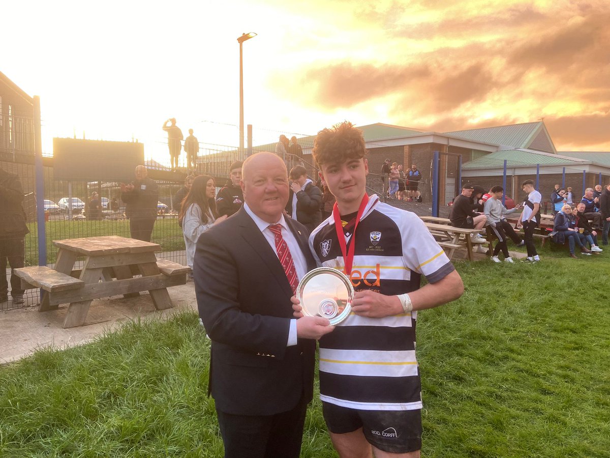 WRU_Scarlets's tweet photo. Llongyfarchiadau enfawr I @TumbleRFC U15 am ennill y fowlen.  Commiserations to @CarmQuinsRFC u15. Rygbi or safon uchaf. Da iawn pawb. https://t.co/lU2TKKhDCd