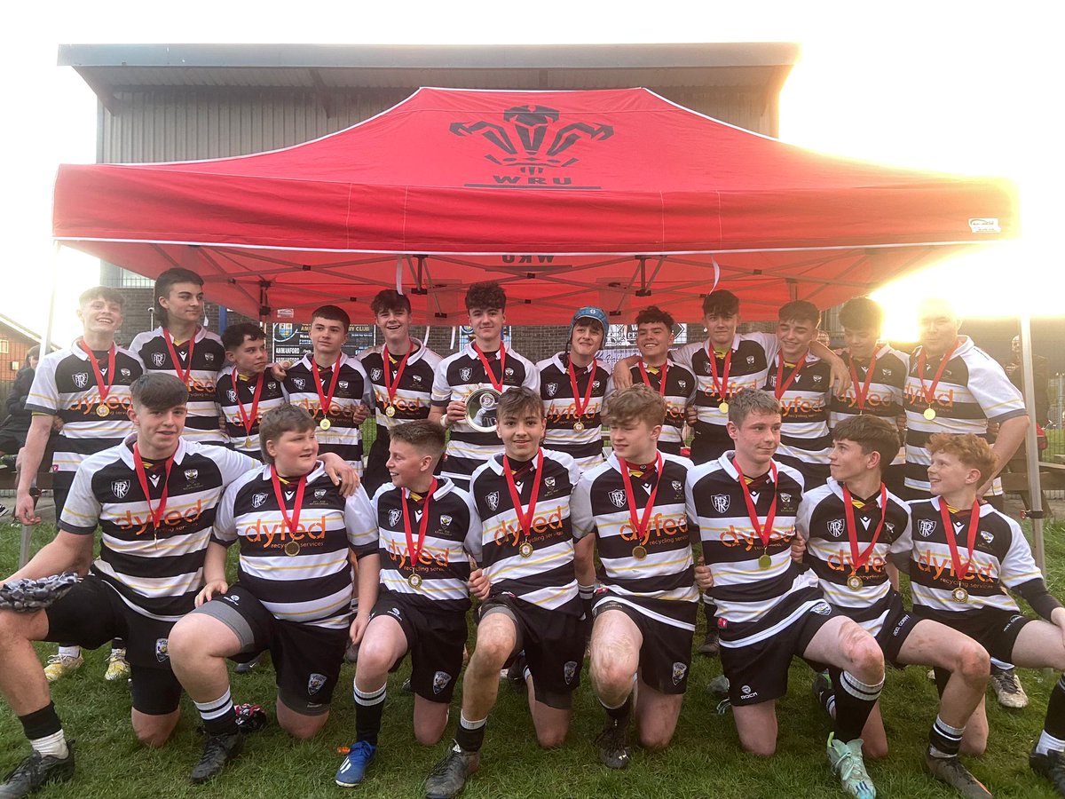WRU_Scarlets's tweet photo. Llongyfarchiadau enfawr I @TumbleRFC U15 am ennill y fowlen.  Commiserations to @CarmQuinsRFC u15. Rygbi or safon uchaf. Da iawn pawb. https://t.co/lU2TKKhDCd