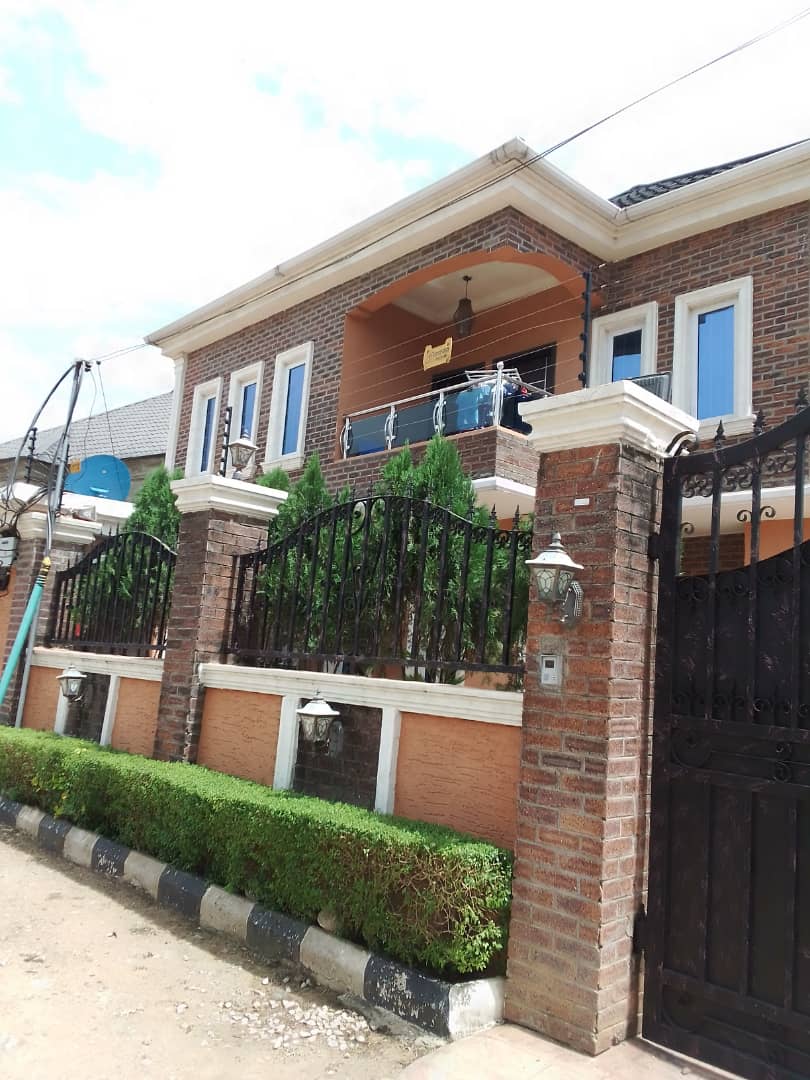 🏛️TO LET🏛️
3bedroom flat at Opic harmony estate all rooms ensuits, separate stairscase and prepaid.. 2people in a compound 2m per annum 08142770371 /08154831554
Lagos state