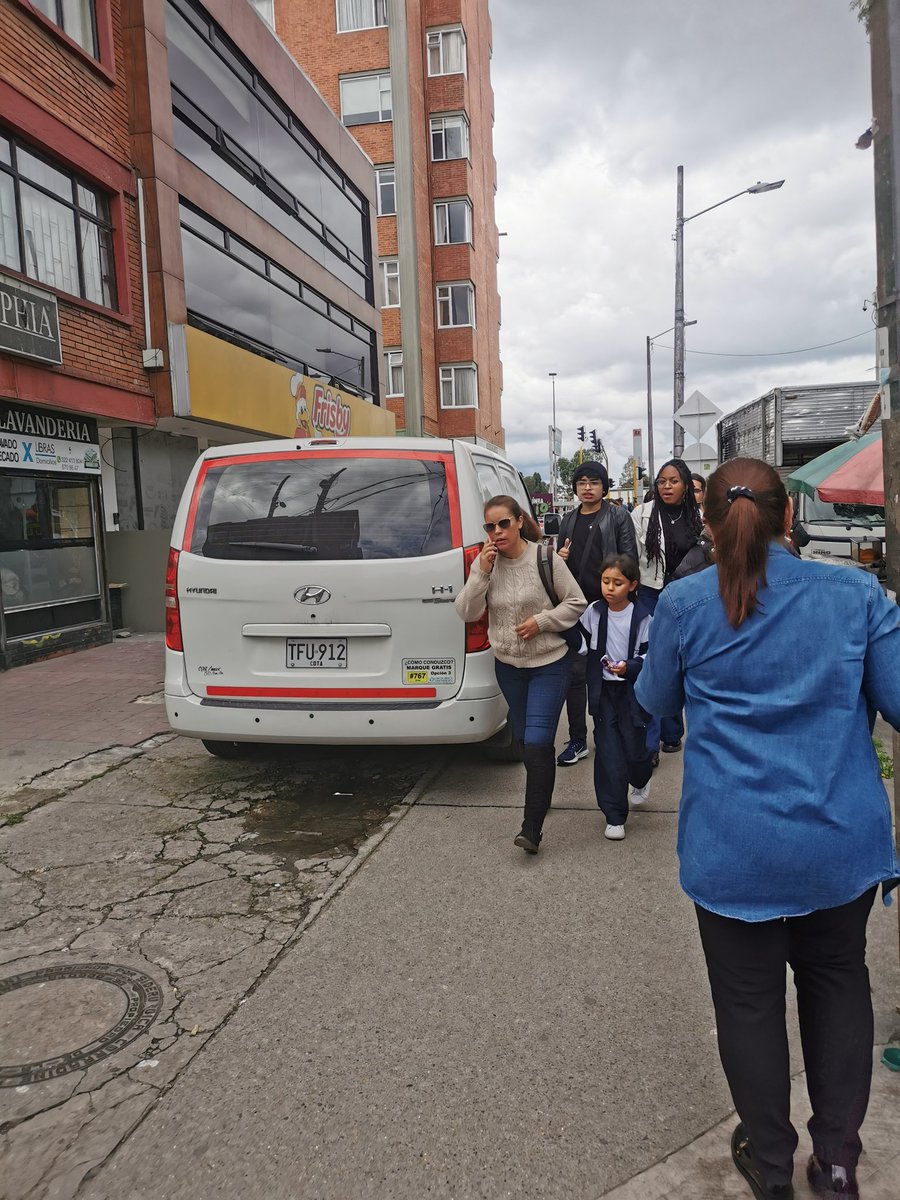 malparquea2_'s tweet photo. @SectorMovilidad
@TransitoBta
@teusaquillo13

Seguiremos reportando. No le cabe una persona más al andén de la cra. 40 camino a la @FILBogota

La camioneta sigue ahí https://t.co/1XMa4S2nsx
