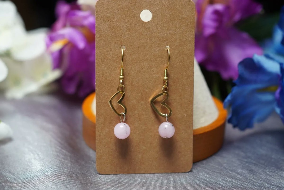 We love these brass heart earrings featuring stunning flower blossom agate beads! 🌸 Known for its calming properties, flower blossom agate is believed to help reduce stress and anxiety, promoting a sense of tranquility and inner peace.#flowerblossomagate buff.ly/3UmGNtm