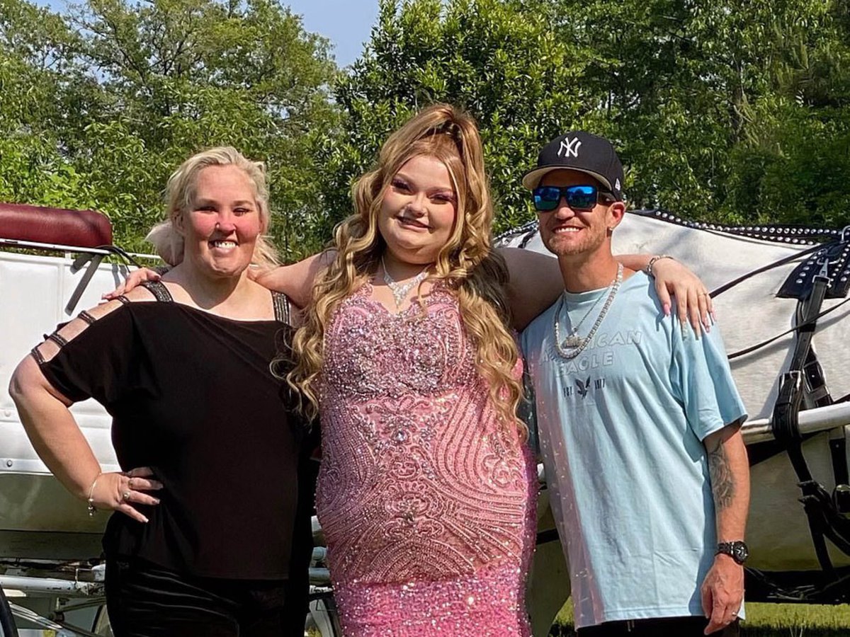 #HoneyBooBoo aka Alana Thompson with boyfriend Dralin Carswell went to a high school prom in a horse-drawn carriage in Georgia at weekend😃

Apparently she features in a reality TV show & a resemblance to UK’s #GemmaCollins but unsure if that’s a good thing.🥴