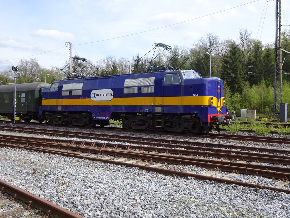 RobertSlagter's tweet photo. Ja... de 1251 loc van #railexperts is toch echt mijn favoriet! Wat een geweldige locomotief en wat een fraaie rondrit gisteren van Amersfoort via Zwolle, Coevorden en de Bentheimer Eisenbahn terug naar Amersfoort! Dank @NVBSspoor voor de goede organisatie! https://t.co/rWlndiBeP4