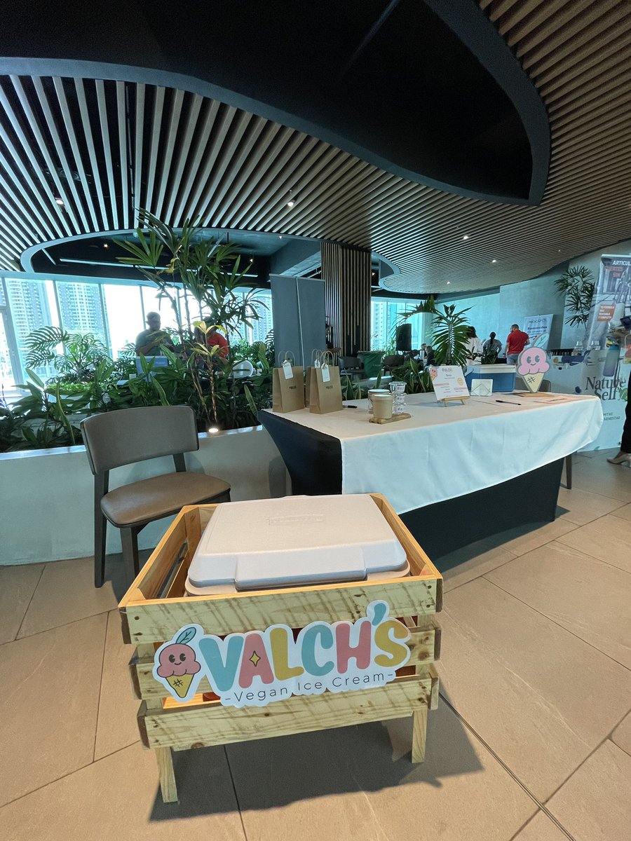 valchscoops's tweet photo. Hoy los colaboradores de The Panama Clinic han tenido la oportunidad de conocer nuestros helados veganos🍨💗 Su reacción al probarlos y ver como sobrepasan sus expectativas lo es todo!! https://t.co/JvHP7bevdY