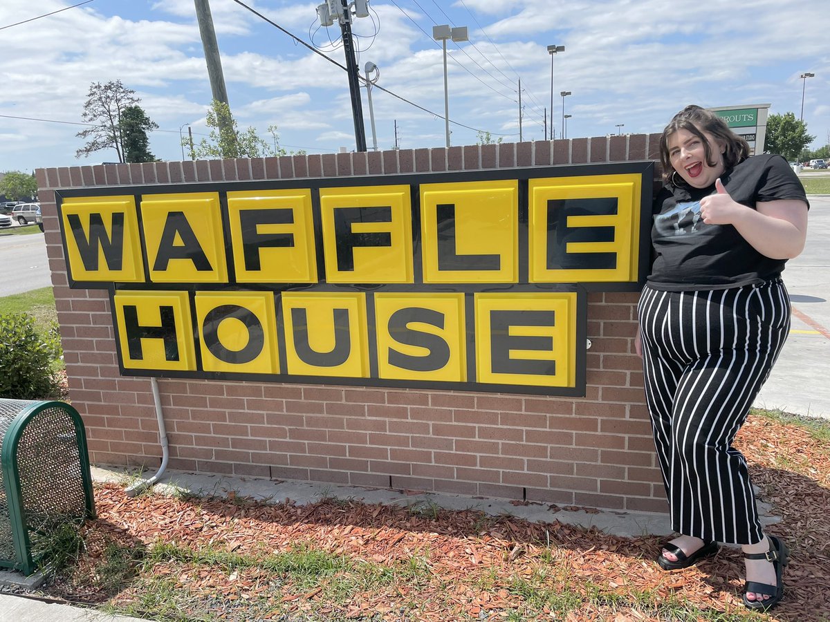 hellotayswift's tweet photo. No, don't get stressed, it's gon' get figured out. Oh, deep conversations at the Waffle House 🧇💛 #whenintexas #wafflehouse @Rooobba2 @jonasbrothers https://t.co/Q86fsLnH3l