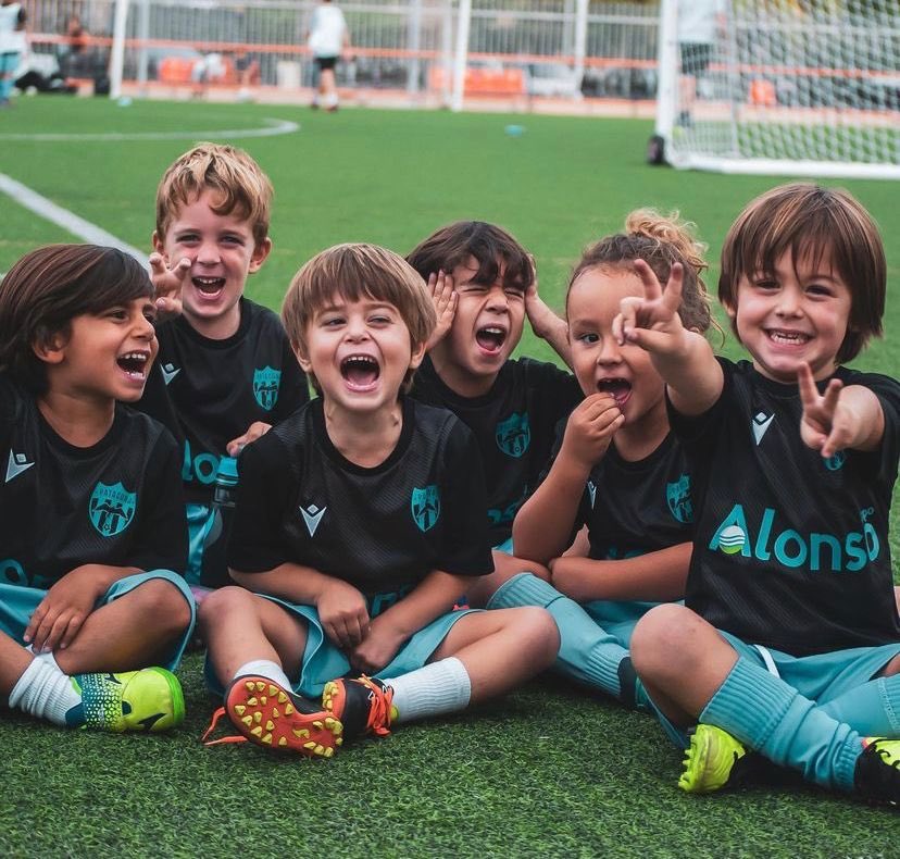 patacona_cf's tweet photo. 😍HABEMUS CÉSPED NUEVO !!!. De parte de los cientos de deportistas que cada fin de semana se dejan la piel en el campo de la Patacona, infinitas gracias al equipo de gobierno y a todos los partidos políticos que anoche aprobaron el proyecto en el pleno del ayuntamiento. 🙏🧡🖤⚽️ https://t.co/QjswPdbhfO