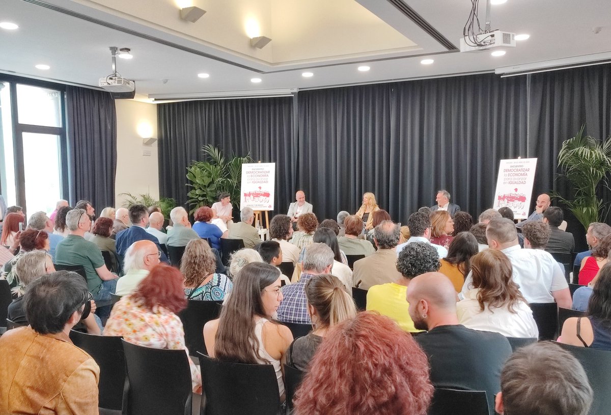 elpce's tweet photo. 🙋‍♀️ Así fue el Encuentro "Democratizar la economía para avanzar en igualdad".

Gracias a @Yolanda_Diaz_, @UnaiSordo y @flujandefrias por participar.

Ahora a llenar las calles el #1DeMayo para seguir ampliando los derechos de la clase trabajadora. ✊🟥

📺https://t.co/dKAyLVWOWl https://t.co/FqgJ5HwwNO